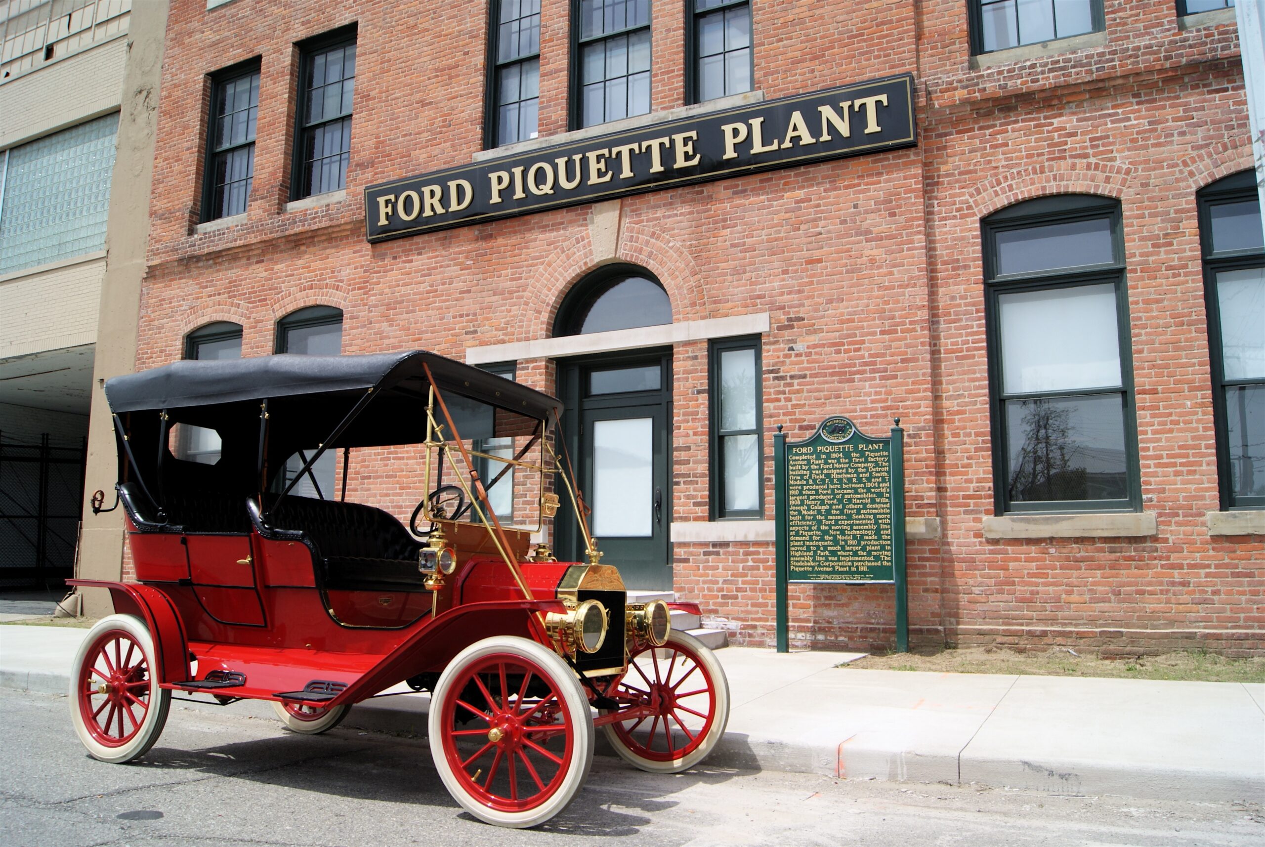 1909 T parked in front of Piquette, high res